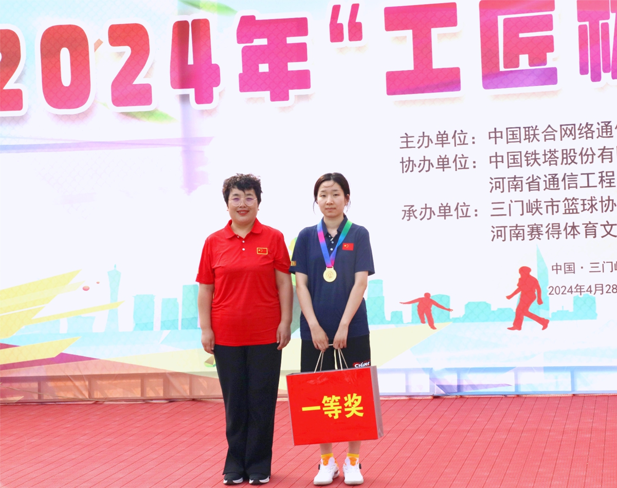 32頒獎合影-三門峽市聯(lián)通副總經理李新平為乒乓球女子單打冠軍頒獎（省工程局房好）.JPG