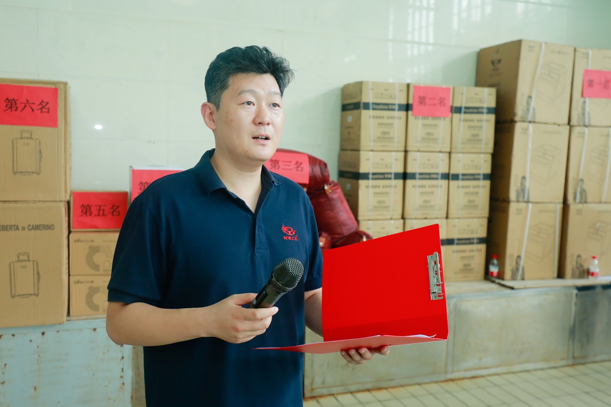 03-公司工會(huì)副主席、總經(jīng)理助理彥祺主持活動(dòng)閉幕式.JPG