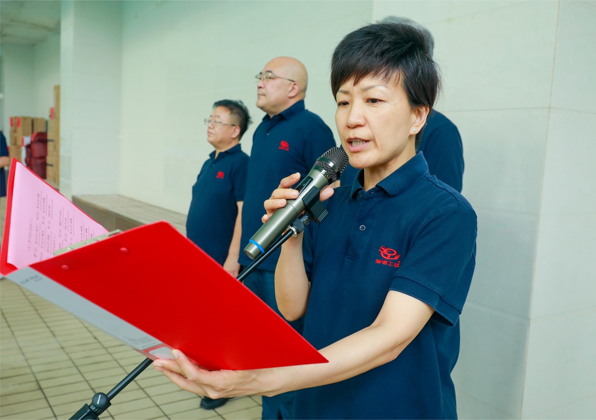 02-公司工會(huì)主席、副總經(jīng)理時(shí)群英宣讀比賽成績(jī)1.JPG