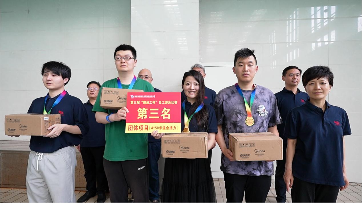 07公司工會(huì)主席、副總經(jīng)理時(shí)群英為榮獲450米接力第三名的：第二分工會(huì)（職能部門）頒獎(jiǎng)表彰.jpg