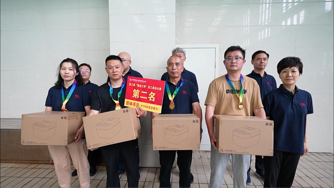 08公司工會(huì)主席、副總經(jīng)理時(shí)群英為榮獲450米接力項(xiàng)目第二名的：第十三分工會(huì)（焦作分公司）頒獎(jiǎng)表彰.jpg